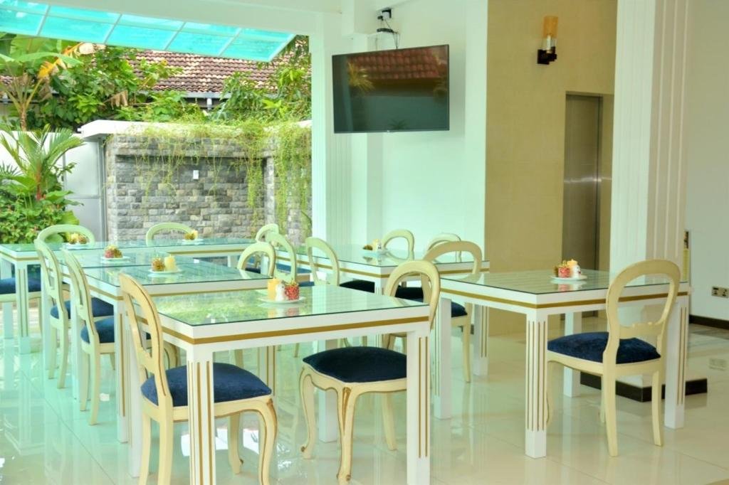 Bobby Travels Negombo